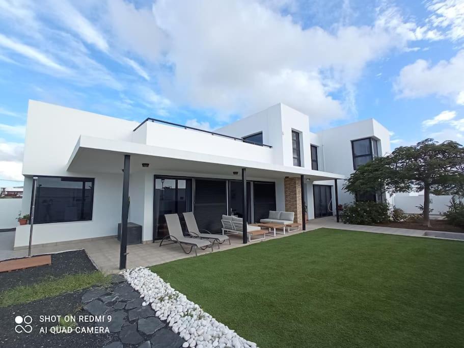 Villa Gehidy Тегисе Екстериор снимка